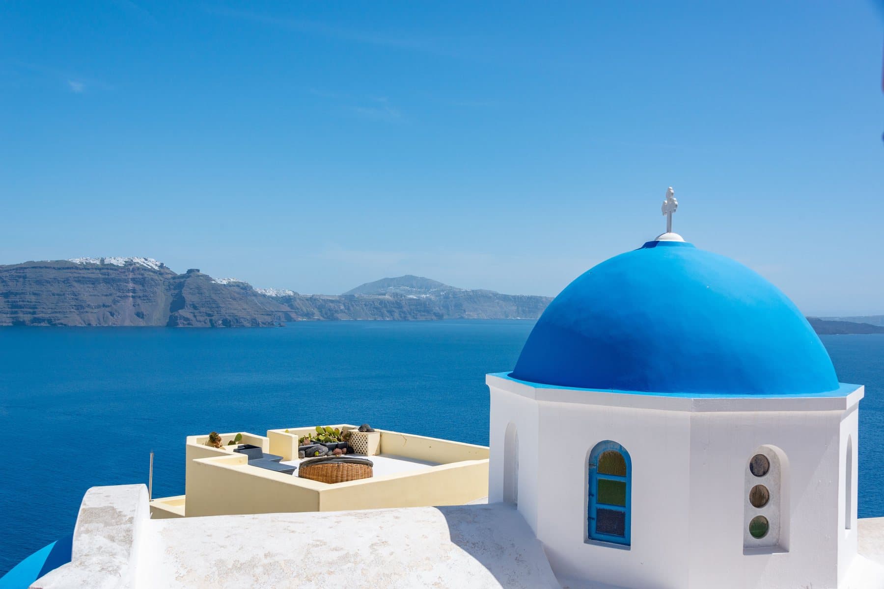 Cúpula azul de uma igreja em Santorini, na Grécia, sobre a caldeira.