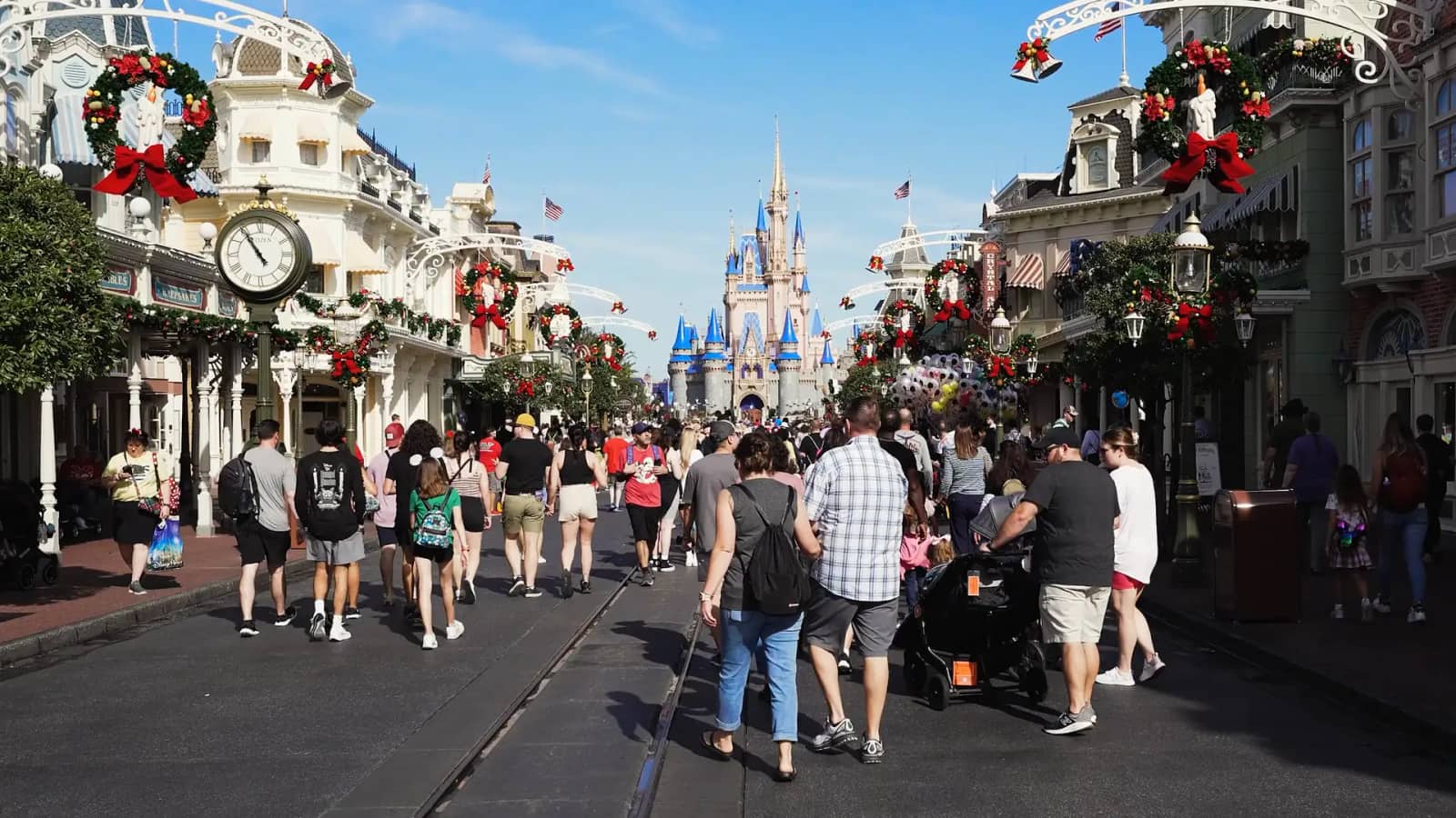 O castelo do Magic Kingdom ao fim da tarde, com gente andando na frente.